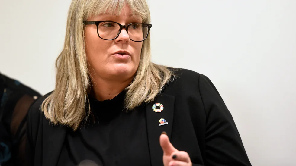 Kommunalrådet Ulrika Jeansson (S) påpekar att det handlar om kostnader och att få ihop schemor, angående ofrivilliga delade turer på helger.