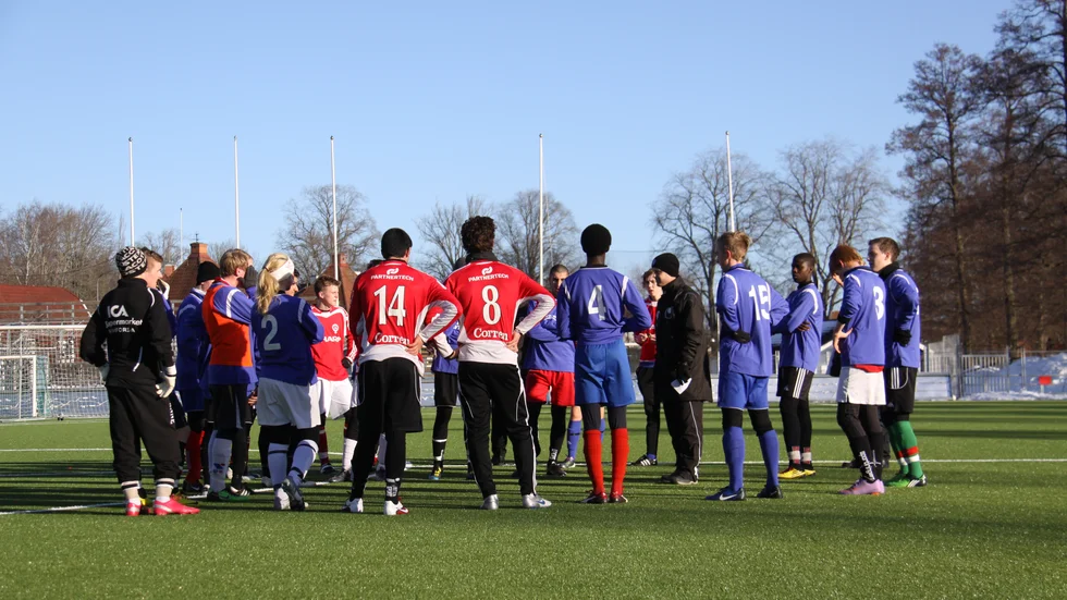 Luleå vill ha fortsatt certifiering för idrottsutbildningar på gymnasiet, bland annat inom fotboll. Bilden är en genrebild.