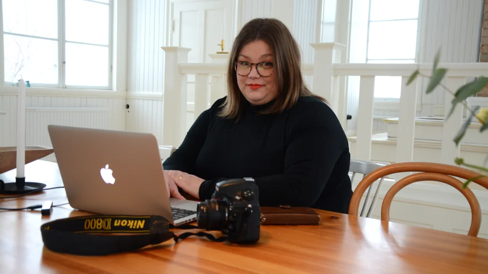 Ellen Aguirre har fått i uppdrag att arrangera en fotoutställning i samband med Björkfors bymarken. Nu efterlyser hon bilder.