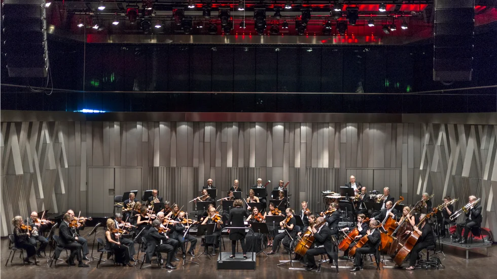 Uppsala kammarorkester "krigade" mot solisten Caroline Widmann i György Ligetis violinkonsert. 