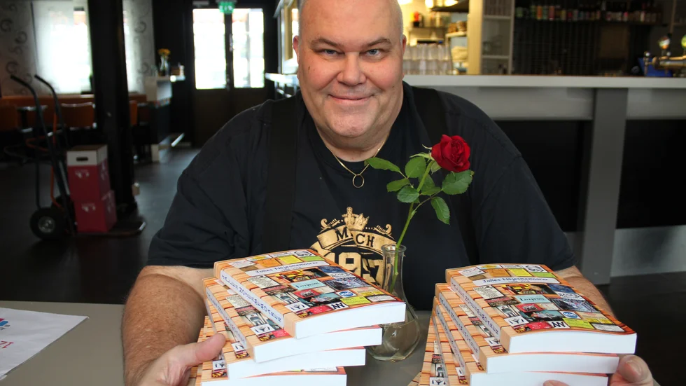 Jalle Swanö när han gav ut sina nöjesmemoarer. Nu ger han ut en ny bok om Ryska Posten i Finspång.
