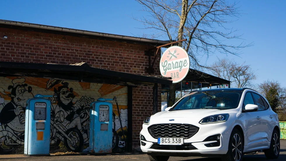 Det gamla mot det nya. En mack från anno dazumal möter den laddbara bilen.