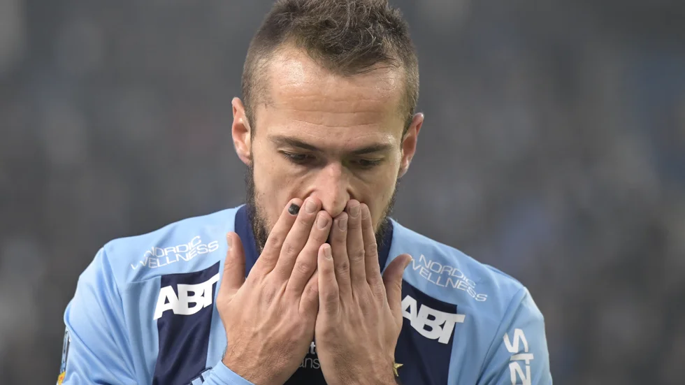 Djurgårdens Emir Kujovic och alla andra fotbollsspelare kan få hålla inne på spottande, då Michel D'Hooghe, ordförande i Fifas medicinska kommitté, tror att det kan leda till smittspridning. Arkivbild.