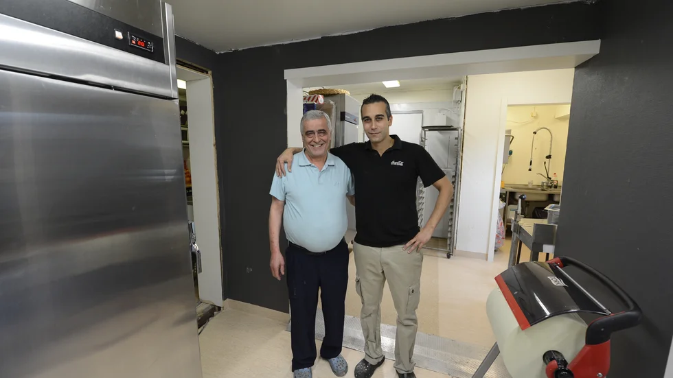 Rabih Bdeir (t h) tillsammans med pappa Mahmoud, som drev restaurangen fram till 2008, i ett reportage i Norran från 2013.