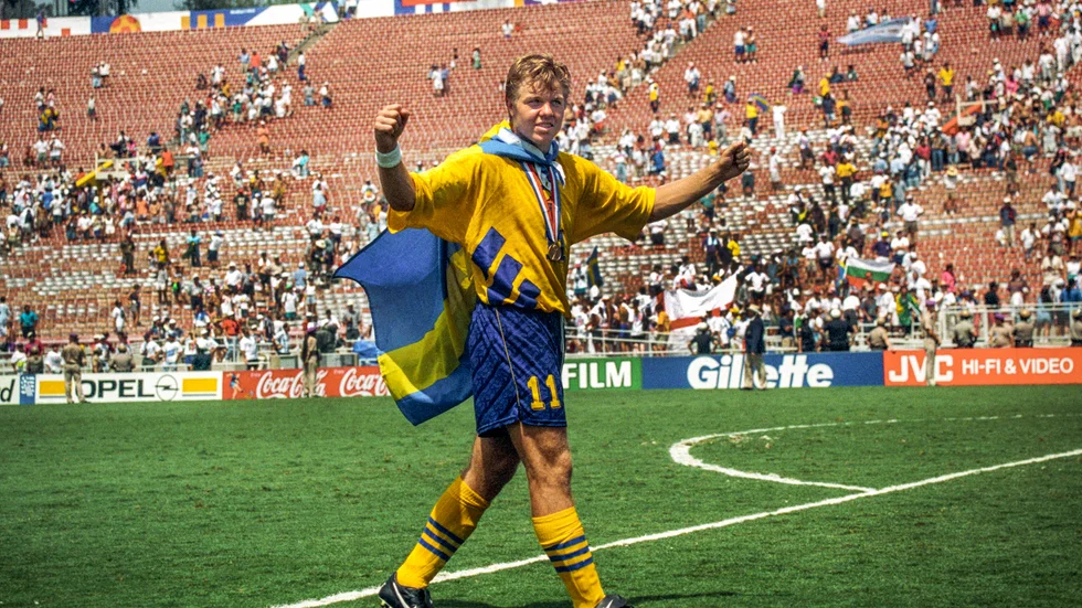 Tomas Brolin med svenska flaggan på ryggen och bronsmedaljen runt halsen firar han 4-0 segern i bronsmatchen mot Bulgarien vid fotbolls-VM på Rose Bowl i Pasadena, USA, 16:e juni 1994.