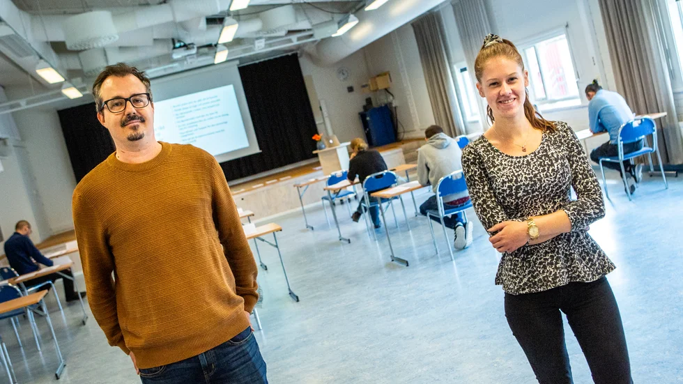 På grund av coronapandemin blev Olle Thulin och Louise Nyqvist av med sina jobb. Nu utbildar de sig istället för att kunna arbeta inom vård och omsorg. "Det känns som att det är värt det", säger Louise. 
