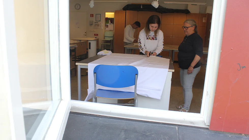 Albäcksskolan har öppnat igen för niondeklassarna. Annie Mobelius instrueras av slöjdlärare Anne Uebel, hur man syr en tröja. 