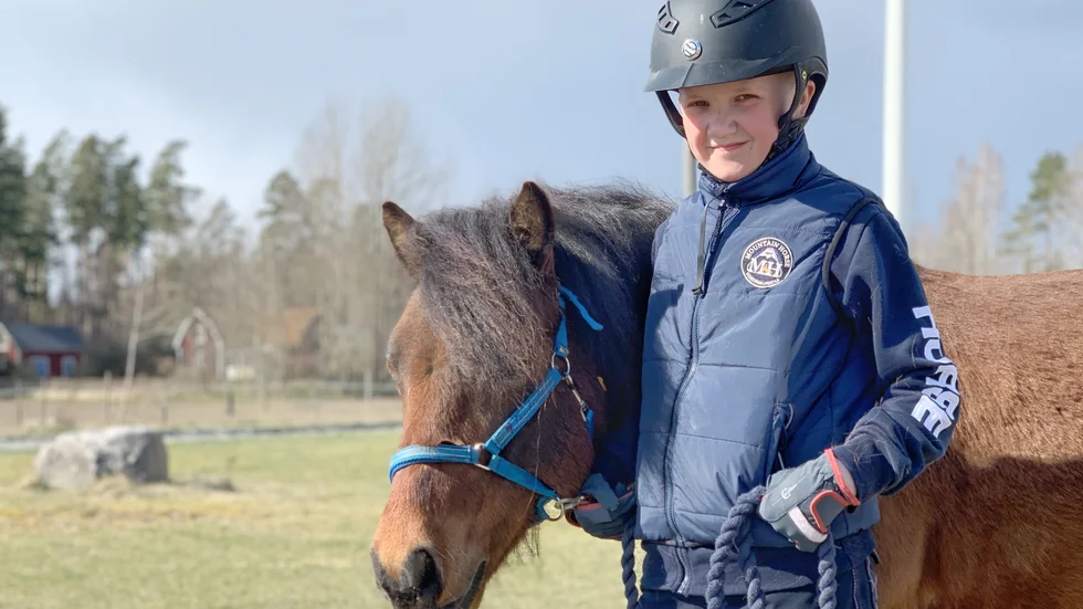 Axel med sin favorithäst Elviz. 