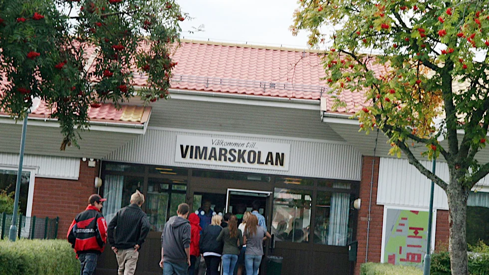 Högstadieeleverna på Vimarskolan får fortsätta höstterminen på distans. I nuläget finns mer än 15 bekräftade fall på skolan.