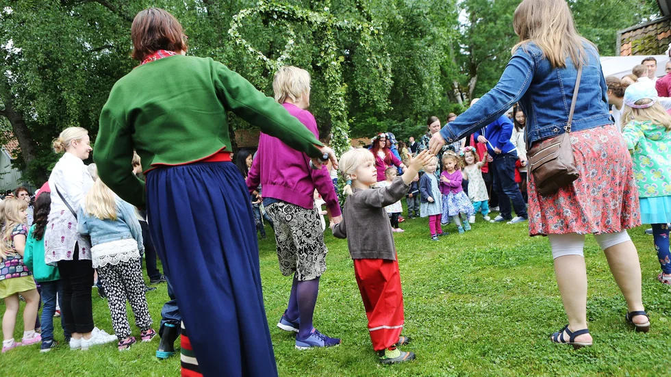 Bild från midsommarfirandet i Linnés Sävja år 2016. I år blir det inget firande där heller.