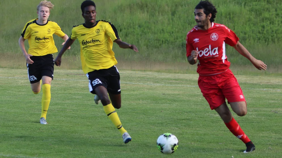 En match från ett DM-möte mellan KSK:s och KAIK:s juniorer, två Katrineholmsklubbar. Den typen av matcher, mellan två lag från samma kommun, är okej även i fortsättningen. Men det blir ingen seriestart förrän tidigast den 17 maj.