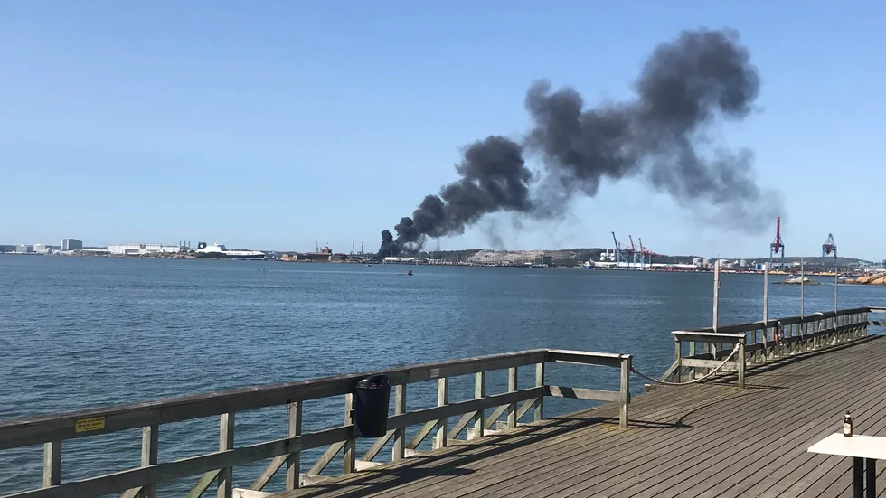 Det brinner i Göteborgs hamn.