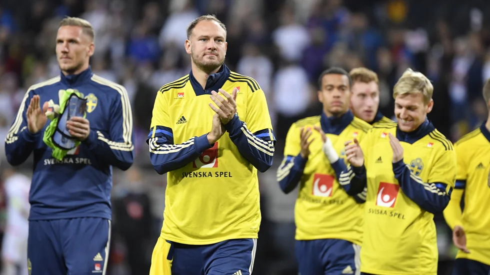 Sverige, här med Andreas Granqvist längst fram, spelar i A-divisionen i Europa League. Arkivbild.