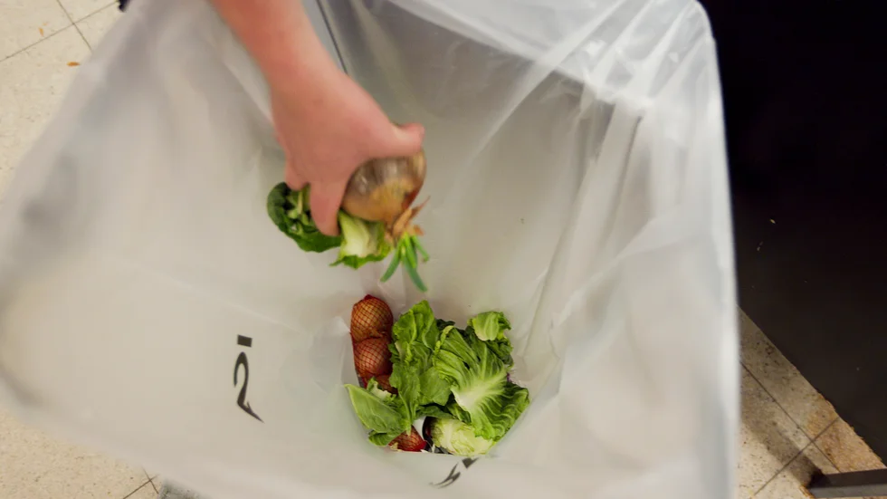 Mer gammal mat borde omvandlas till biogas. I coronans spår krävs en grön omstart, skriver ordföranden för 100% Hållbart.