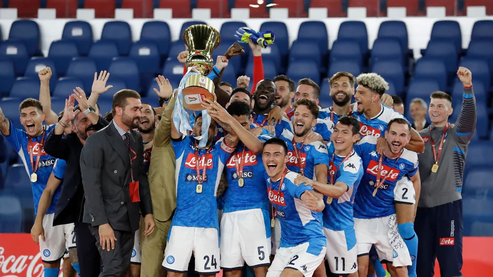 Napolis Lorenzo Insigne lyfter den italienska cuppokalen och resten av laget jublar.