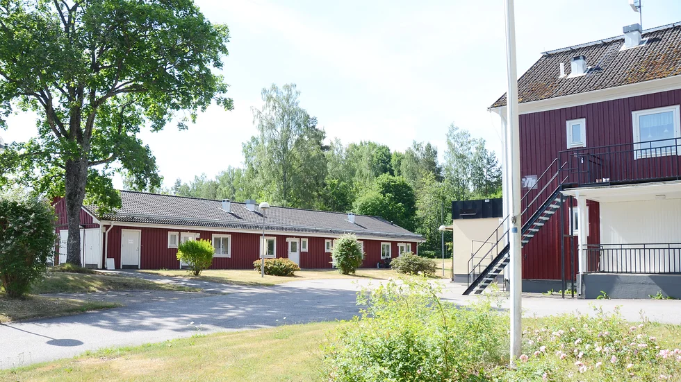 Gamla byggnaden på Nygård i Locknevi stor tom och mer eller mindre oanvänd. Nu har det kommunala bolaget Vimarhem beslutat sig för att sälja fastigheten.