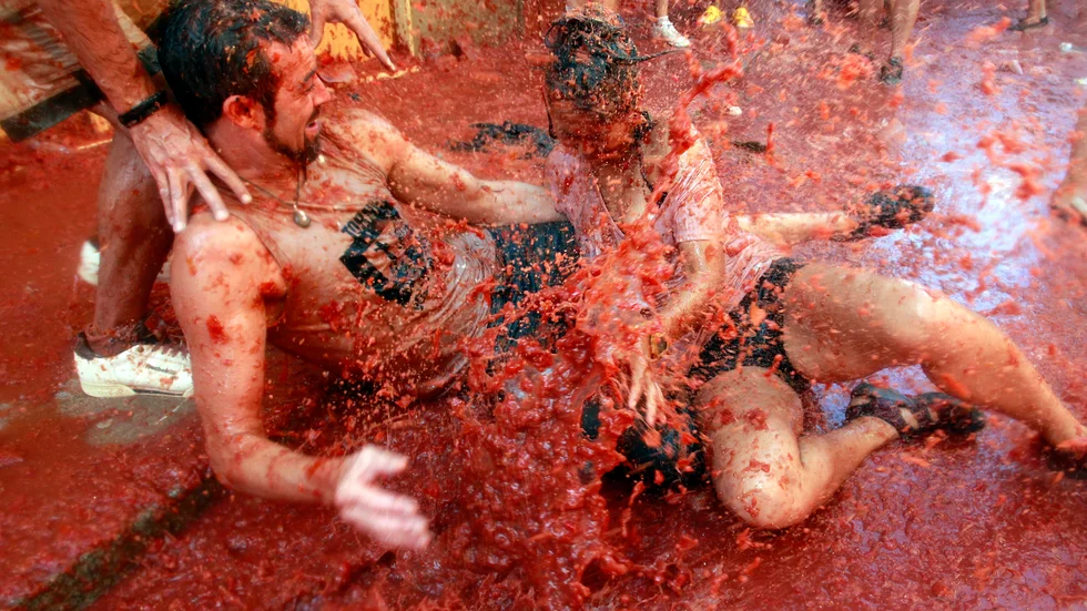 Den årliga tomatina-festivalen i byn Bunol, Spanien, där cirka 40 000 bofasta och ditresta krigar beväpnade med 100 ton tomater.