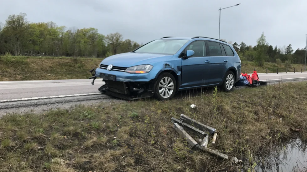 En person fick föras till sjukhus efter en trafikolycka på E22 på onsdagsmorgonen.