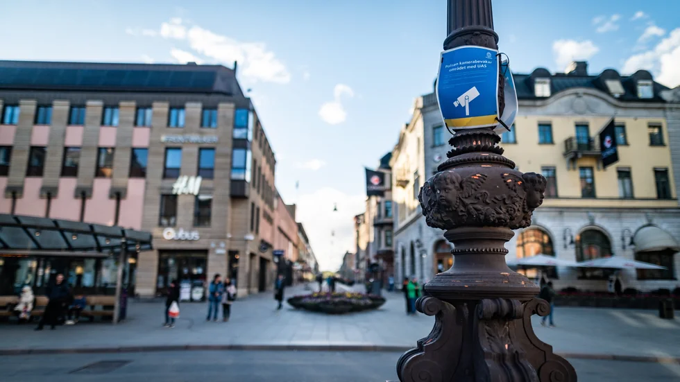 En varningsskylt om kameraövervakningen sitter nu provisoriskt mitt på Stora torget. 