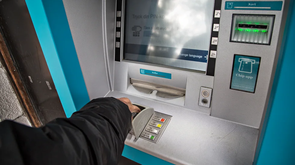 Under våren tog någon vid upprepade tillfällen ut pengar från Mikaels gamla pappas konto. Detta skedde vid en bankomat i Västervik. Saken polisanmäldes men är nu nedlagd eftersom det inte gått att ringa in någon misstänkt.