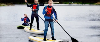 Stå på å – upplev naturen från SUP-bräda i sommar