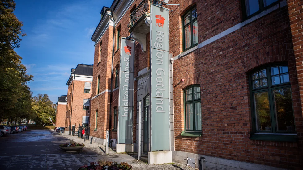 "Region Gotlands nämnder har för närvarande ett underskott på 194 miljoner, inklusive corona-effekter. Även om vi var beredda på ökade kostnader genom bland annat nya avtal för utomlänsvården och kollektivtrafiken är det inte hållbart".