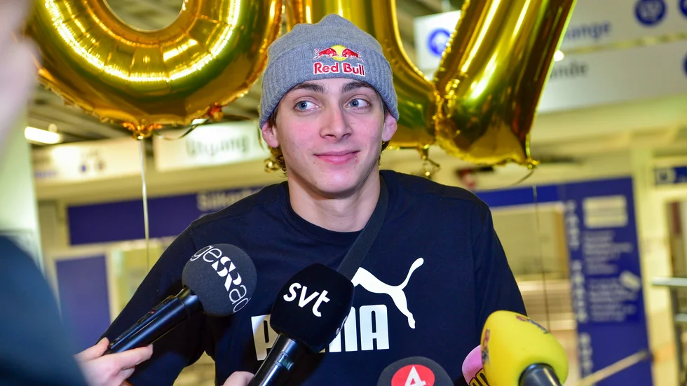 Stavhopparen Armand Duplantis hann sätta dubbla världsrekord innan coronaviruset lamslog idrotten. Arkivbild.
