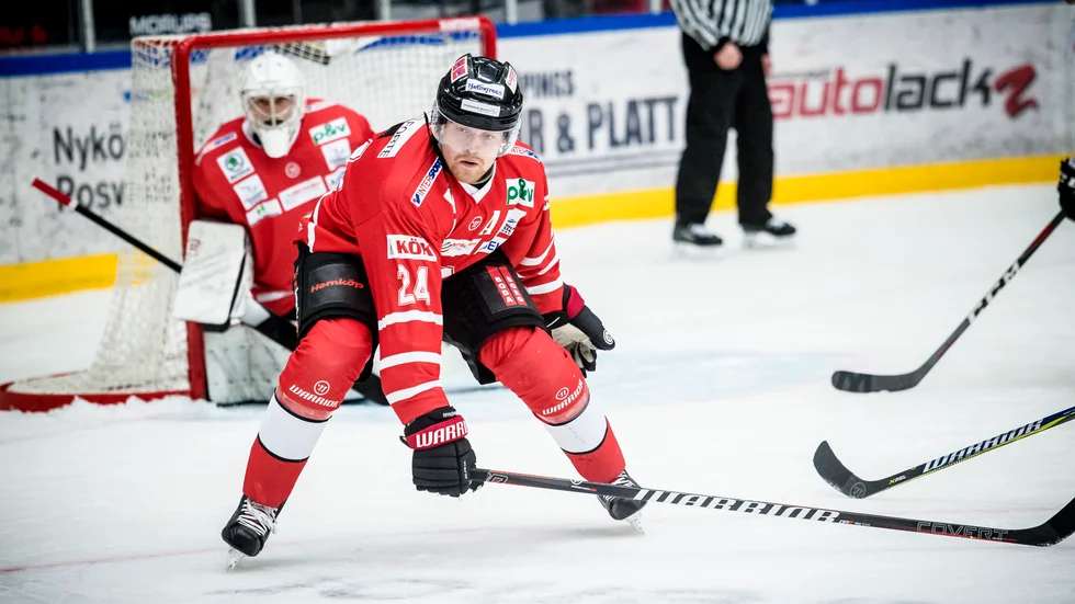 Emil Karlsson valde att inte spela någon hockey under säsongen som gick efter mycket skadeproblem. Nu gör Emil comeback. 