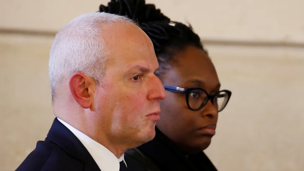 Den franska vårdens generaldirektör Jérôme Salomon har inte kunnat lämna många positiva besked på sistone. Men nu minskar i alla fall antalet intensivvårdade något.