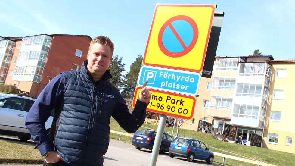 "Var uppmärksamma på de nya parkerings- och områdesskyltarna". Det är Kindahus fastighetstekniker Martin Hanssons budskap till hyresgästerna.