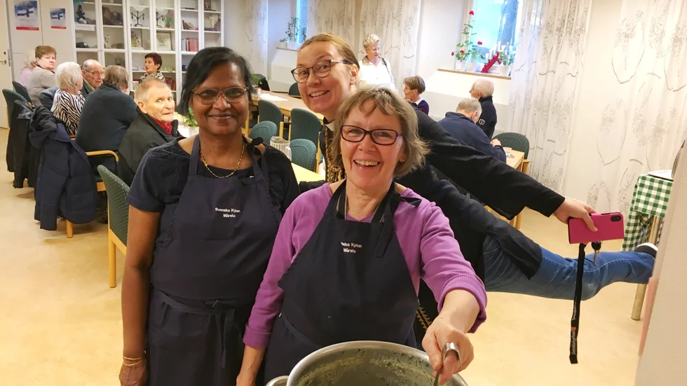 Arkivbild på den populära sopplunchen i Valsta:  kockarna Kiruthambikari Balasumbramaniam och Terttu Villabona med prästen Sanna Bäckvall. 