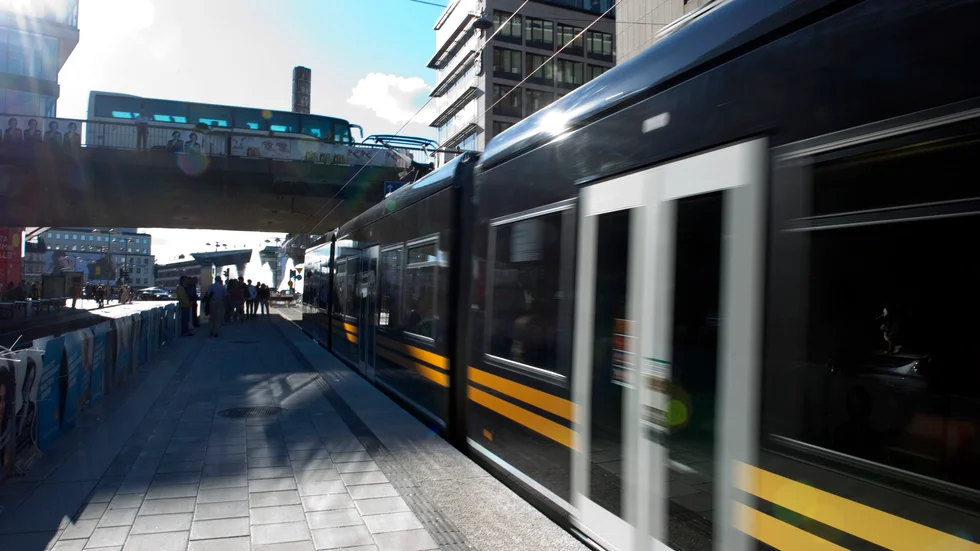 Spårvagnen kan transportera dubbelt så många personer jämfört med den busstyp som har störst kapacitet, skriver Rickard Malmström (MP). 