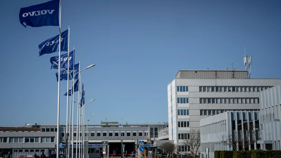 På måndag väntas alla anställda på Volvo Cars i Sverige komma till jobbet igen, om än kanske inte för fulla arbetsveckor. AB Volvo har inte satt någon startdag för fabrikerna som lastbilar, bussar eller anläggningsmaskiner. Arkivbild.