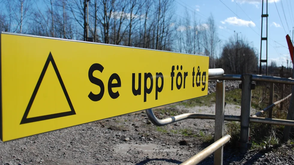 Tågen passerar i snitt nästan 6 gånger i timmen över övergången vid handelsområdet utmed Malmgatan.