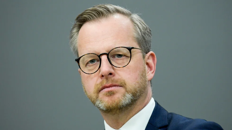 Riksdagens justitieutskott vill att riksdagen slänger inrikesminister Mikael Dambergs (S) förslag, om krav på tillstånd för lösa vapenmagasin, i papperskorgen.