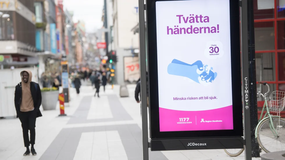 Coronainformation på Drottninggatan i Stockholm. Många av fallen med coronasmitta på äldreboenden rör Stockholmsregionen. Arkivbild.