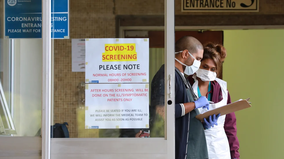 Vårdpersonal i Kapstaden i Sydafrika testar befolkningen för det nya coronaviruset. Totalt har ungefär hälften av Afrikas länder infört restriktioner för att minska spridningen av det nya coronaviruset.