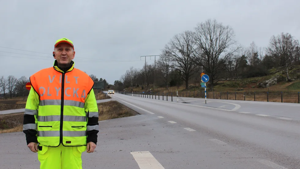 Roger Lundberg vid E22, där många av länets viltolyckor sker. Bilden är tagen vid Gamleby.