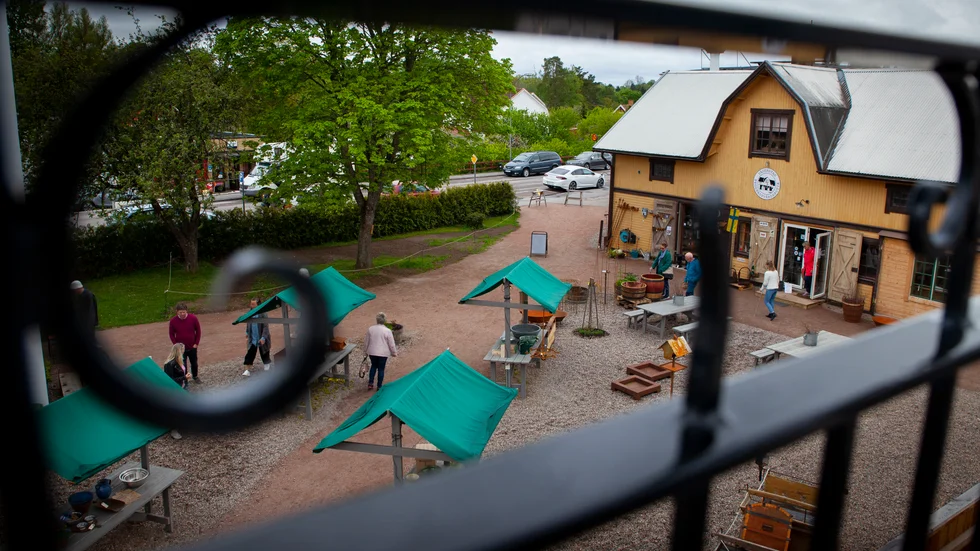 Innergården mellan Väderstad Byggnadsvård, Magasinet Kråkeryd och Centralkonditoriets terass skapades för ett år sen. Här finns plats för lokala aktörer, loppis eller för den som bara vill vila benen.