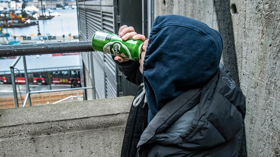 Det är farligare att dricka alkohol som ung. Hjärnan utvecklas fortfarande och är därmed extra känslig.