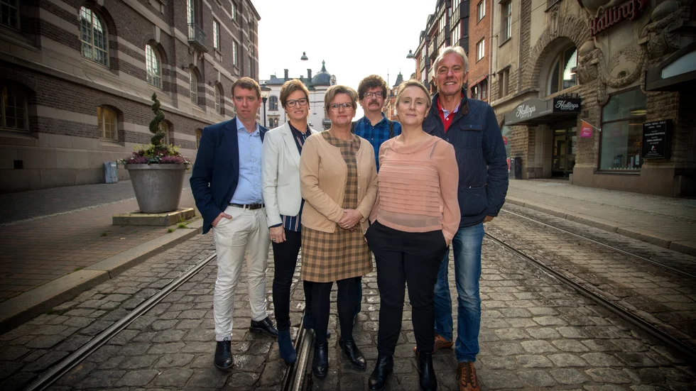 Kvartetten har presenterat sitt budgetförslag, som med stöd av MP kommer att röstas igenom. Från vänster: Olle Vikmång (S), Eva-Britt Sjöberg (KD), Karin Jonsson (C), Lars Stjernkvist (S), Kikki Liljeblad (S), Reidar Svedahl (L). Bilden är från ett tidigare tillfälle.