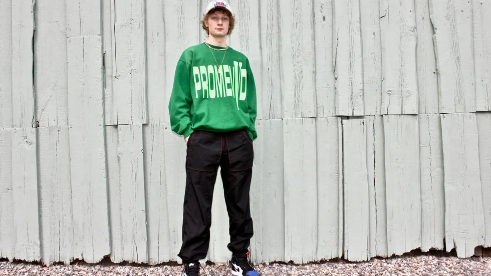 Malte Björkman köper streetwearplagg och accessoarer som säljs i begränsade upplagor och säljer dem vidare. I bland tjänar han tusenlappar, även om plaggen har använts. 