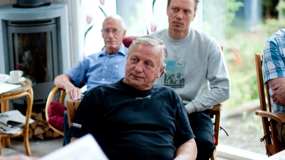 Bill Persson (i mitten) måste betala nästan 800|000 kronor i så kallade gatukostnader för en väg han inte behöver, fastslår Göteborgs tingsrätt. Arkivbild.