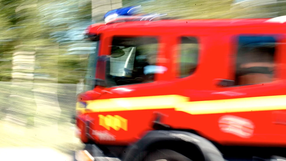 Utryckning pågår till brand intill vägen norr om Regna.