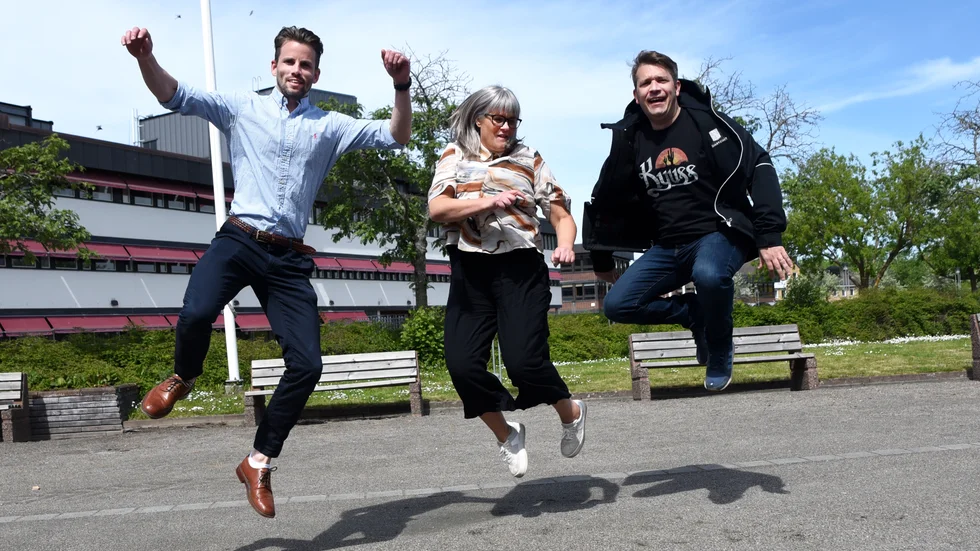Utvecklingschef Jonas Andersson, kommunalrådet Ulrika Jeansson (S) och fritidsutvecklare Fredrik Franzén hoppas på en fin sommar för barnen som ska vara på Sportiscamp och Camp Grosvad. 