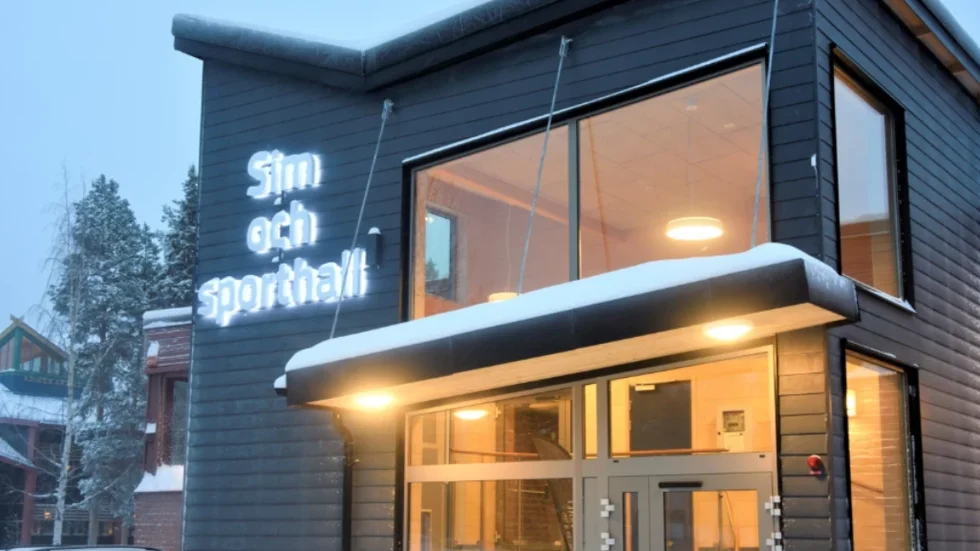 Enligt Skolverket ingår simförmåga i kunskapskraven för årskurs 6 och 9 och "därför förväntas skolan ge simundervisning". 