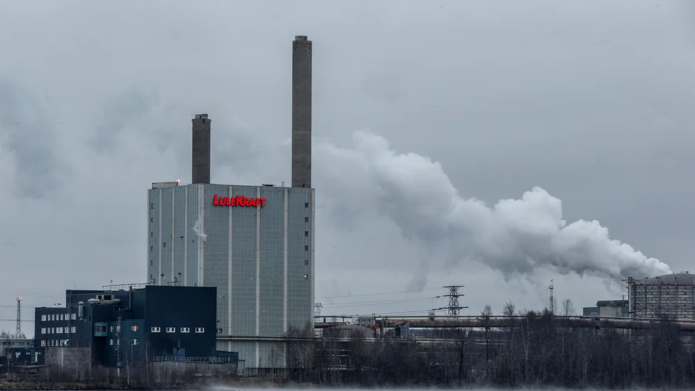 Två personer skadades när kvävgas flöde in i ett slutet utrymme de jobbade i. 