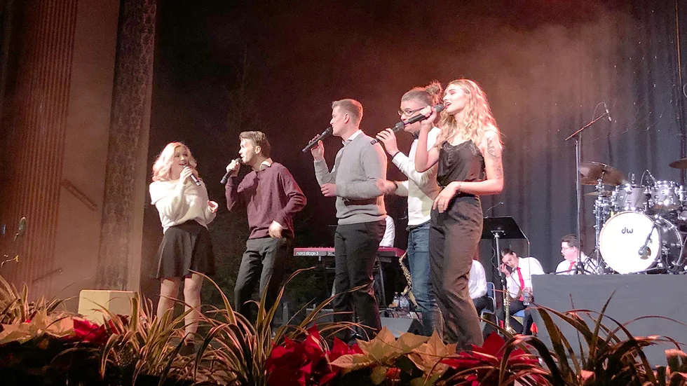 Charlotte Göthberg, Emil Wallgren, Gustav Karlsson, Christofer Andersson och Linn Andersson utgör sånggruppen Jang Vojses som ger två konserter i advent. Bilden är tagen i Tallåsaulan inför julen 2019.