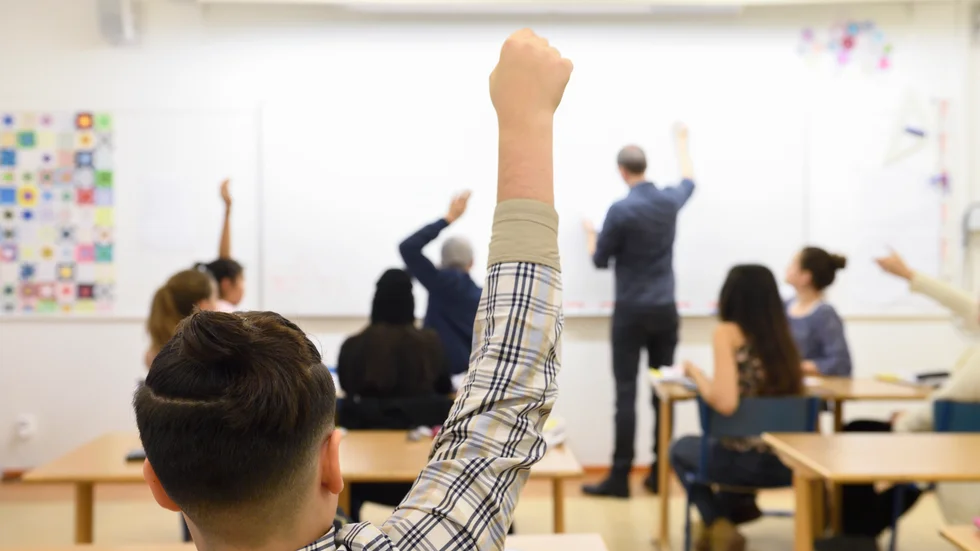 Kompetensbristen är ett stort problem i många branscher konstaterar debattören, och har flera förslag på hur problemet kan lösas. Bland annat ser lärare och förskollärare ut att fortsätta vara bristyrken lång tid framöver.
