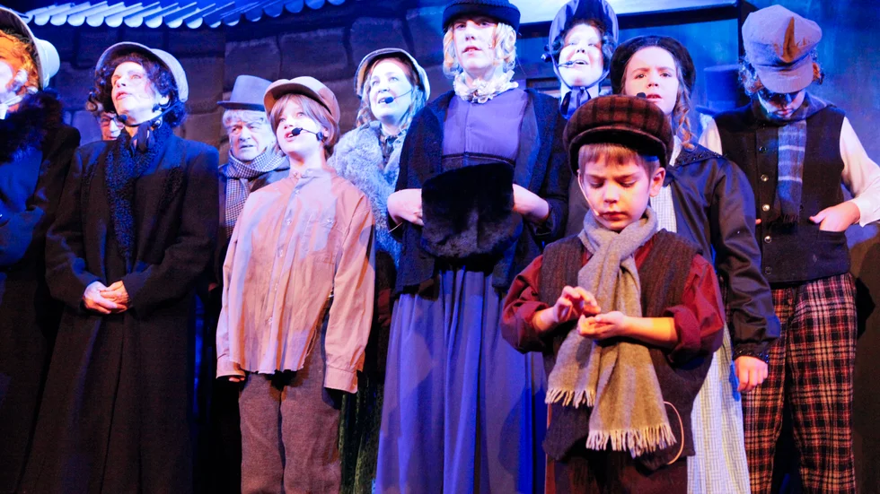 Ensemblen i WATS i Charles Dickens julsaga.
"Myllan för en kulturredaktör är mer än god på Gotland. Vi har hög kulturkonsumtion", skriver Lars Danielsson och önskar sig  mer läsning om den lokala kulturen på ön, än om "kändiskulturen i vår omvärld", när tidningsredaktionerna slås samman. 